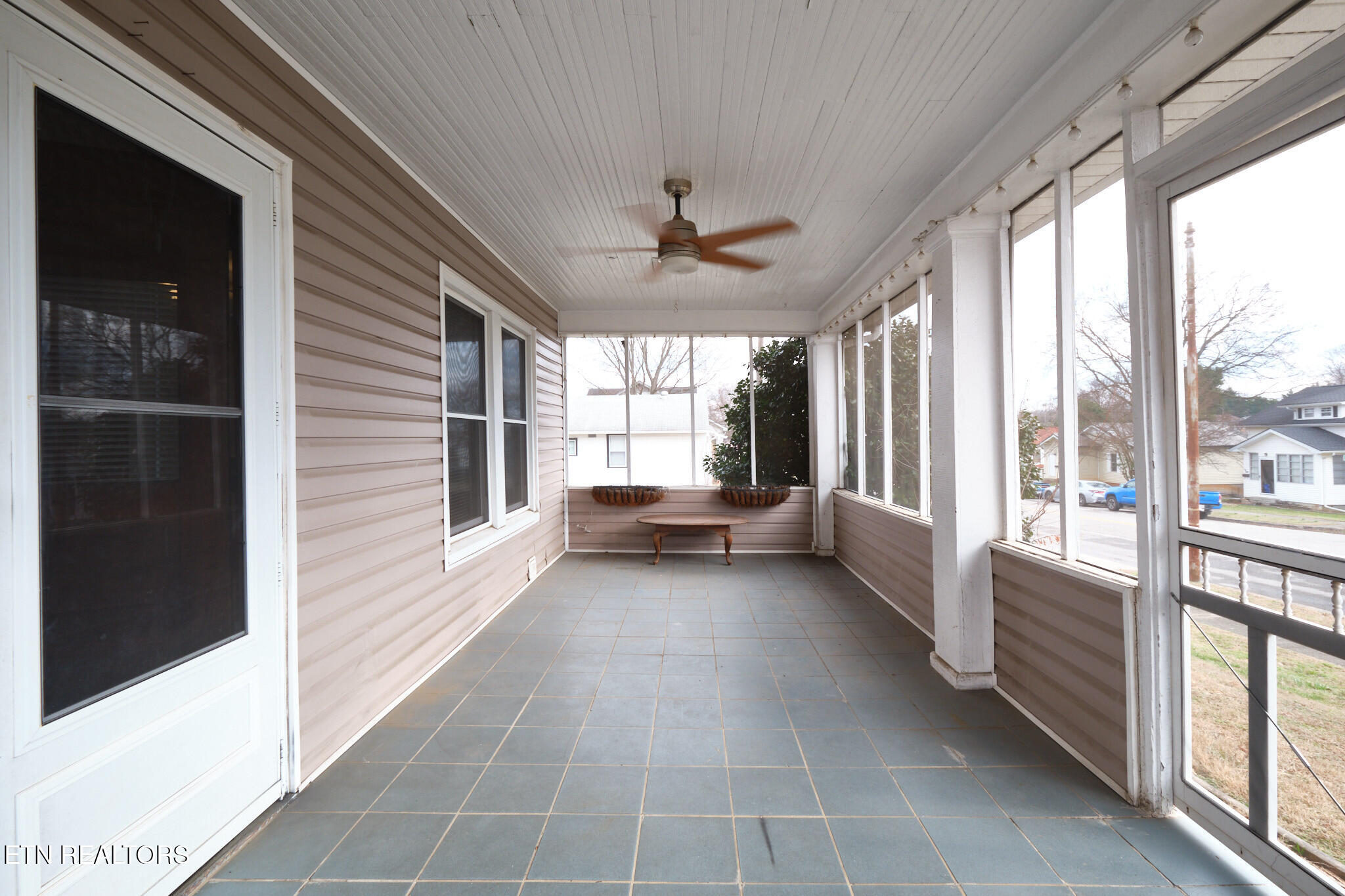 304 West Lincoln Road Alcoa, TN 37701 - Photo 3 of 22 304 W. Lincoln Rd Alcoa, TN 2 porch