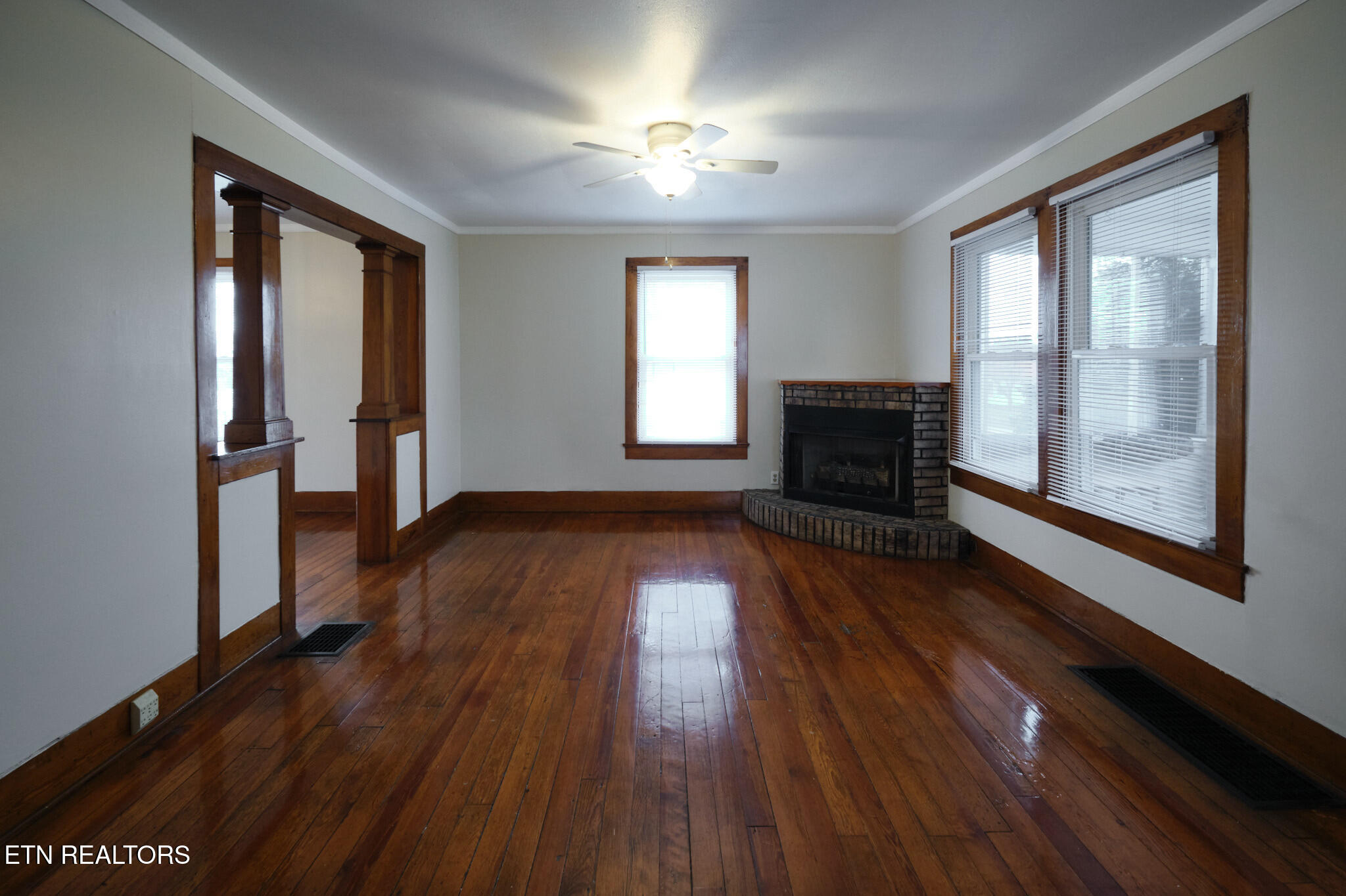 304 West Lincoln Road Alcoa, TN 37701 - Photo 5 of 22 304 W. Lincoln Rd Alcoa, TN 4 Living Roo