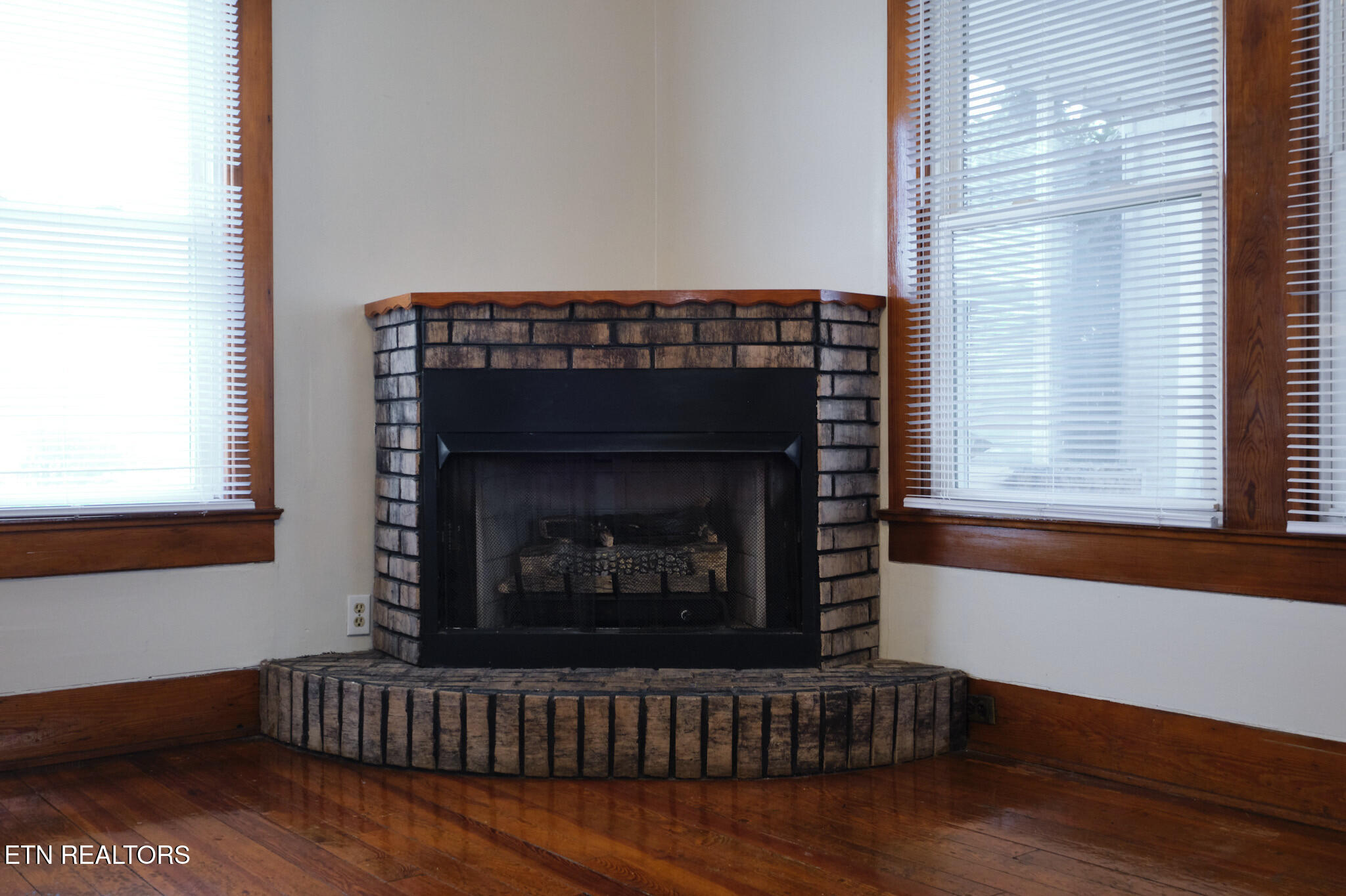 304 West Lincoln Road Alcoa, TN 37701 - Photo 9 of 22 Fireplace with gas logs