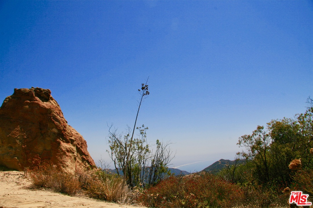 38 Saddle Peak Road Topanga, CA 90290 - Photo 2 of 32