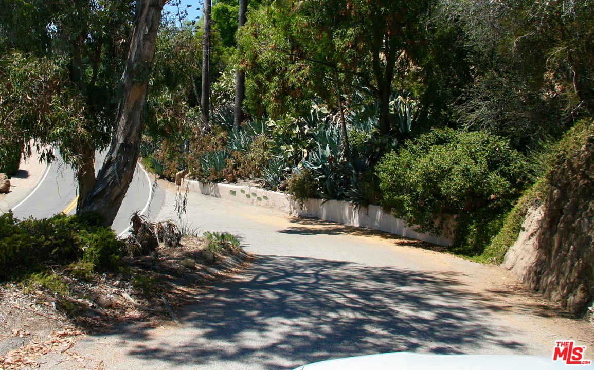 38 Saddle Peak Road Topanga, CA 90290 - Photo 27 of 32