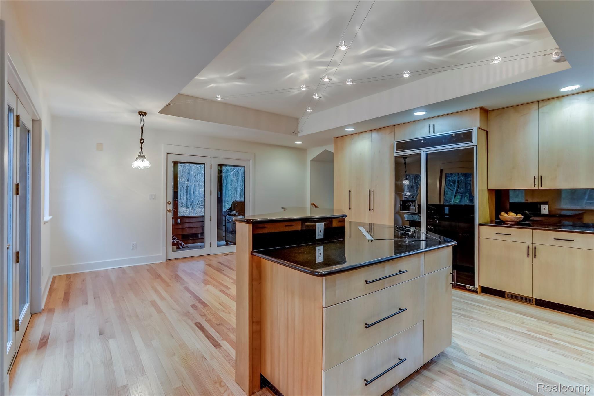 1287 North Kellogg Road Howell, MI 48843 - Photo 13 of 41 Gourmet kitchen with tray ceiling, maple floors and breakfast nook.