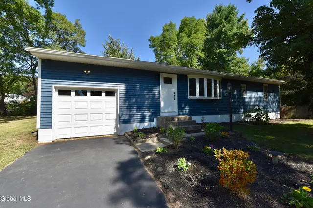 $325,000 | 31 Cambridge Drive, Clifton Park, NY 12065