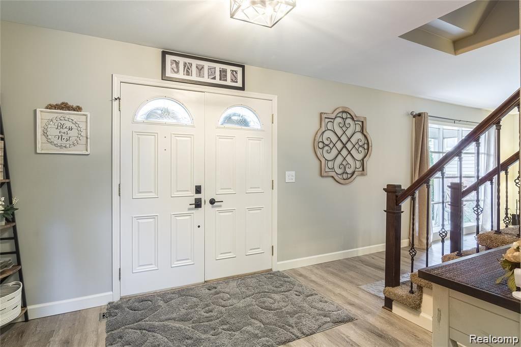 2810 Sandhurst Rochester Hills, MI 48307 - Photo 3 of 33