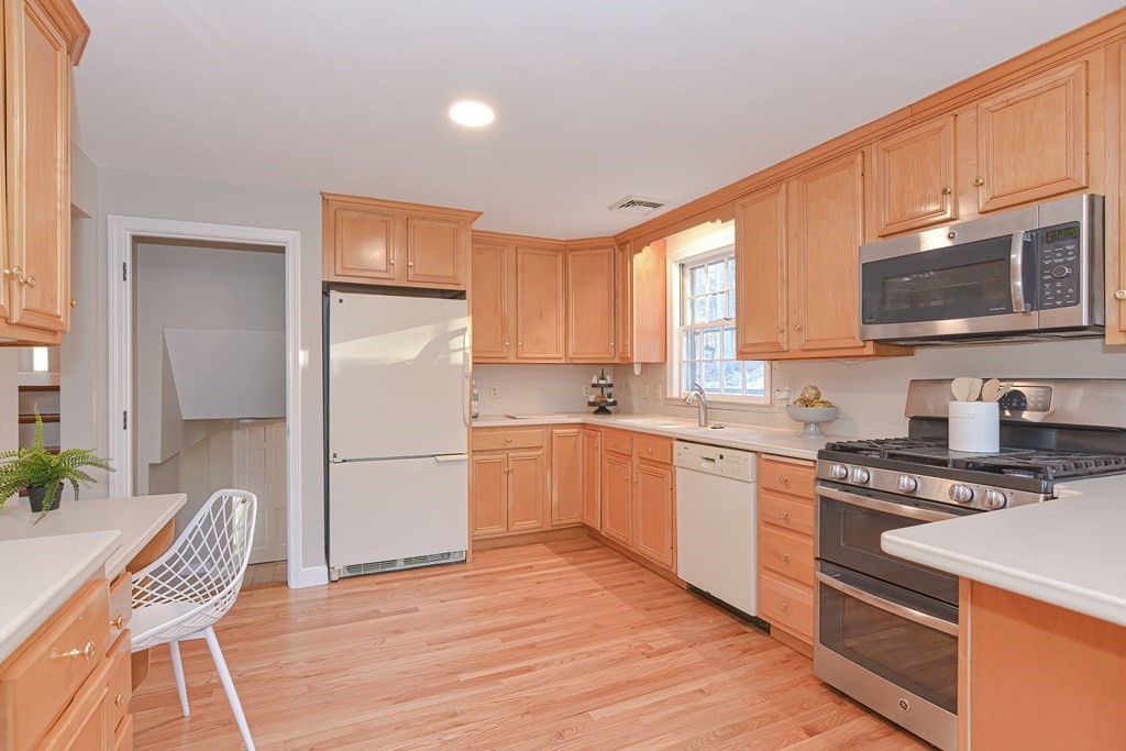 196 Alder Road Westwood, MA 02090 - Photo 3 of 42 Gallery Image 3