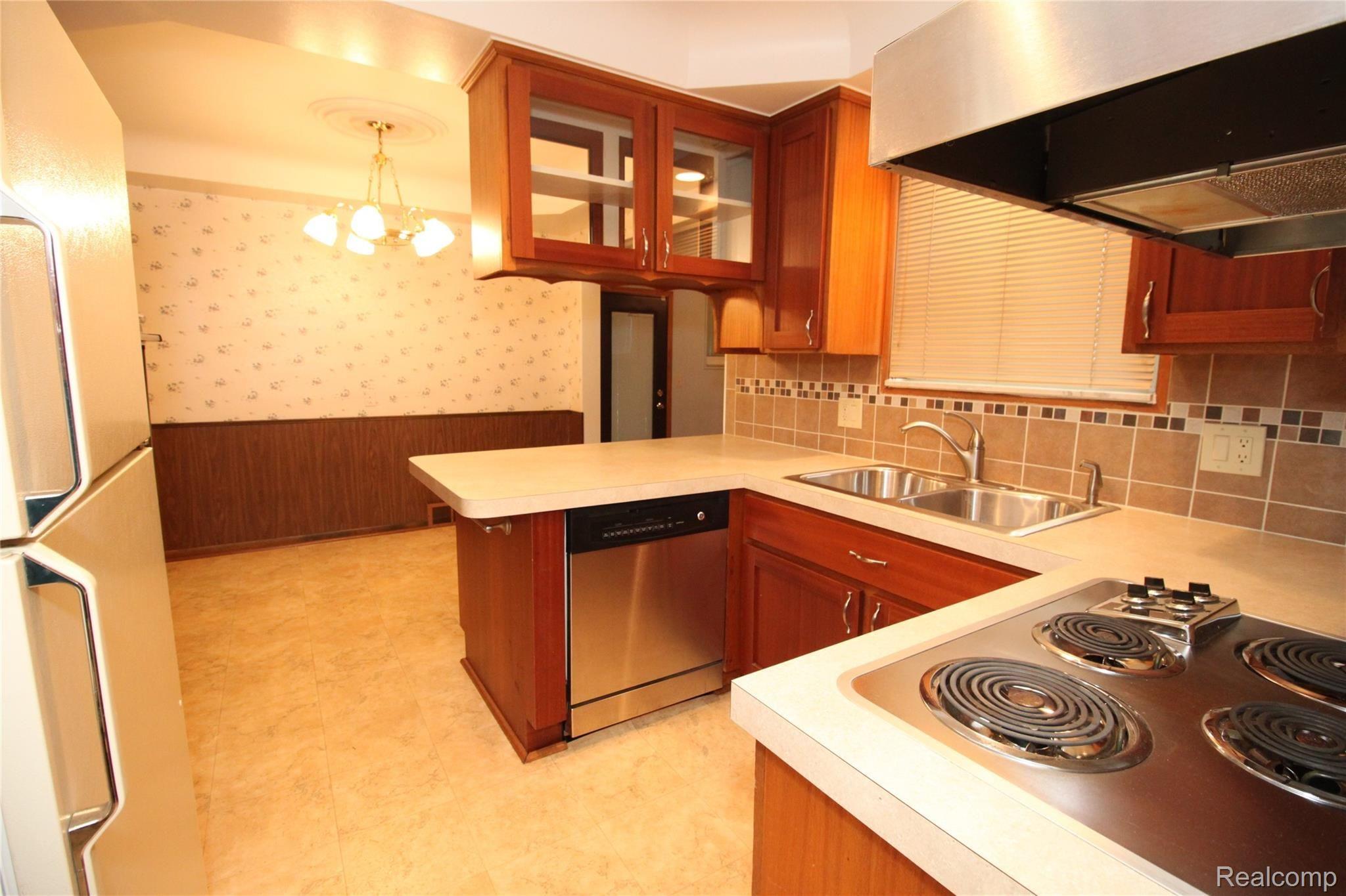 8650 Chicago Road Warren, MI 48093 - Photo 16 of 32 IMG_1483.JPG
