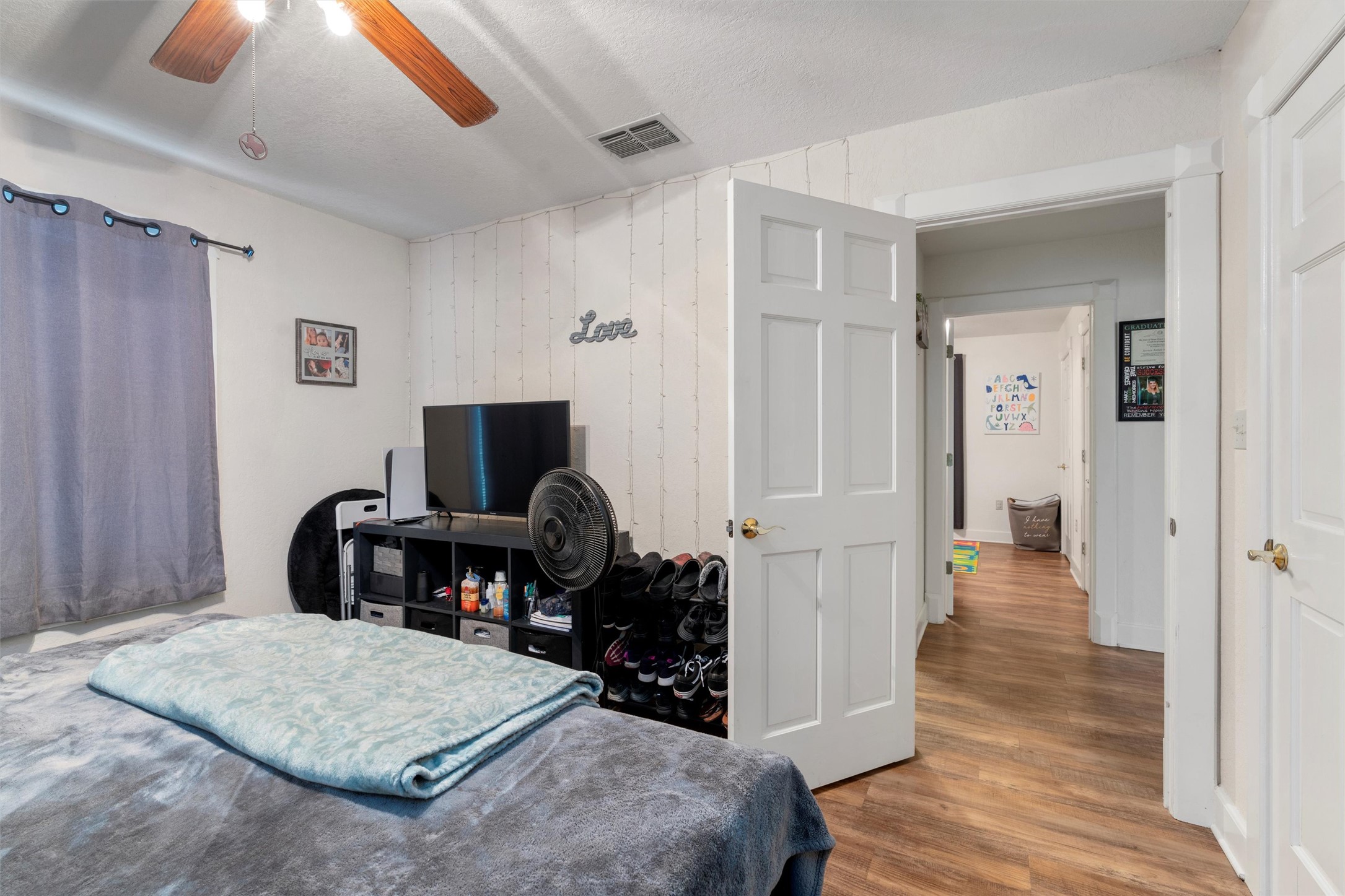 1000 County Road 215 Florence, TX 76527 - Photo 23 of 40 a living room with furniture and a flat screen tv