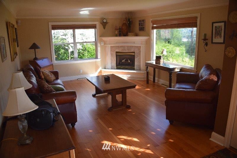 324 Earlington Avenue Southwest Renton, WA 98057 - Photo 6 of 17 Gallery Image 6