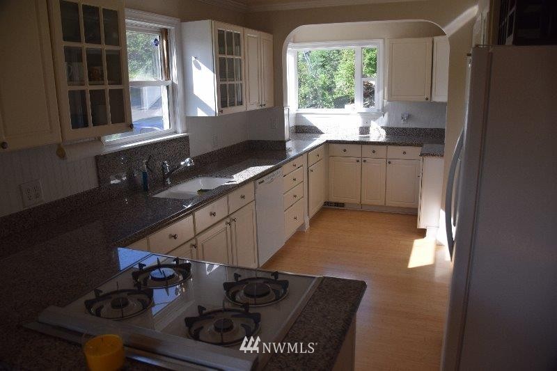 324 Earlington Avenue Southwest Renton, WA 98057 - Photo 8 of 17 Gallery Image 8