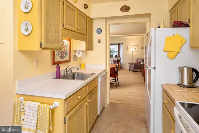 a en suite bathroom with a sink and a mirror
