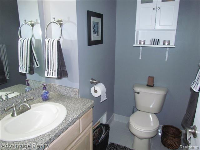 34320 Country Meadow Road New Baltimore, MI 48047 - Photo 15 of 21 powder room (Small).jpg