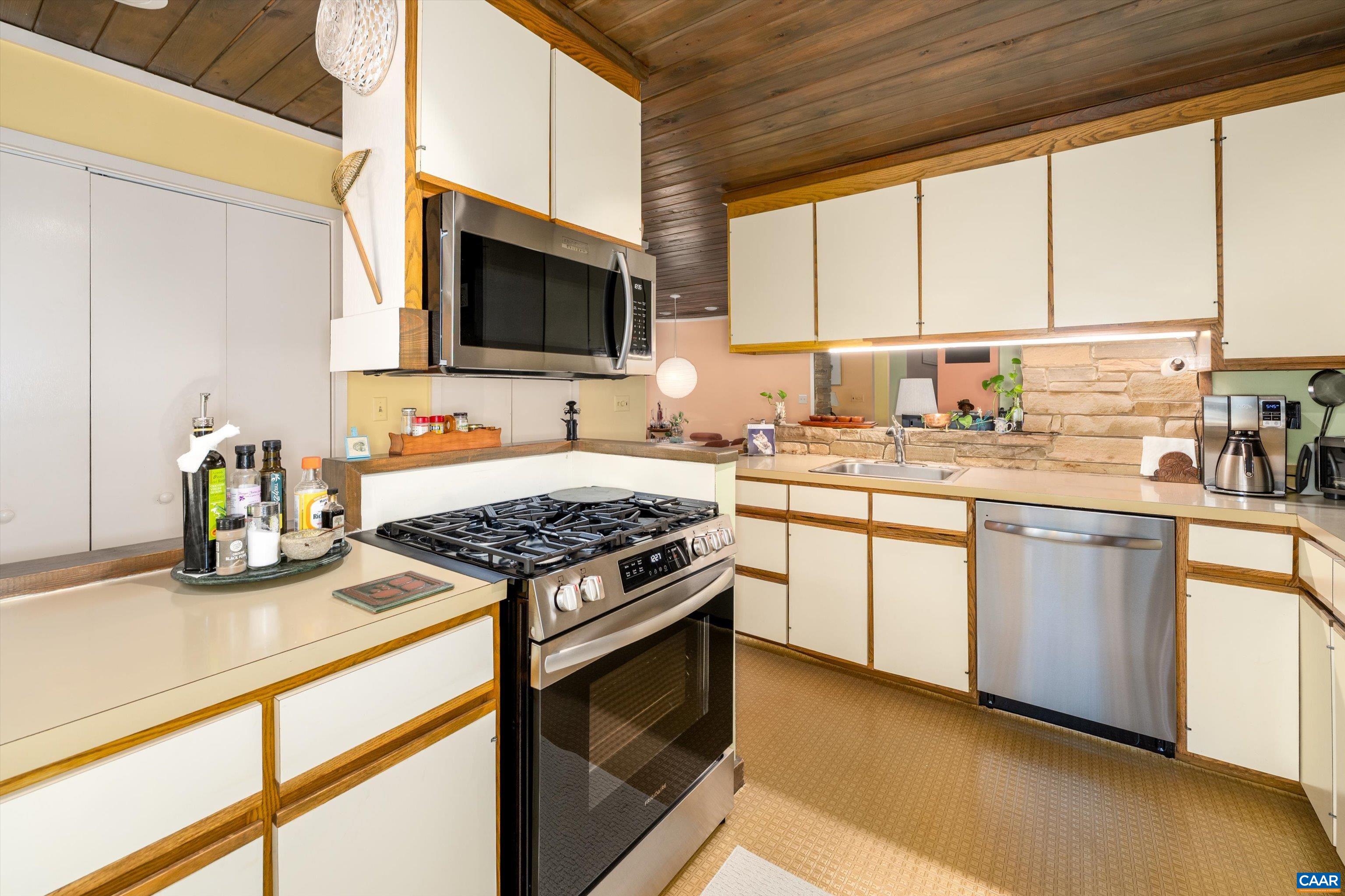 377 Devils Knob Loop Roseland, VA 22967 - Photo 28 of 75 Kitchen