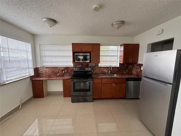 $1,650 | 883 Northeast 40th Street, Unit N, Oakland Park, FL 33334