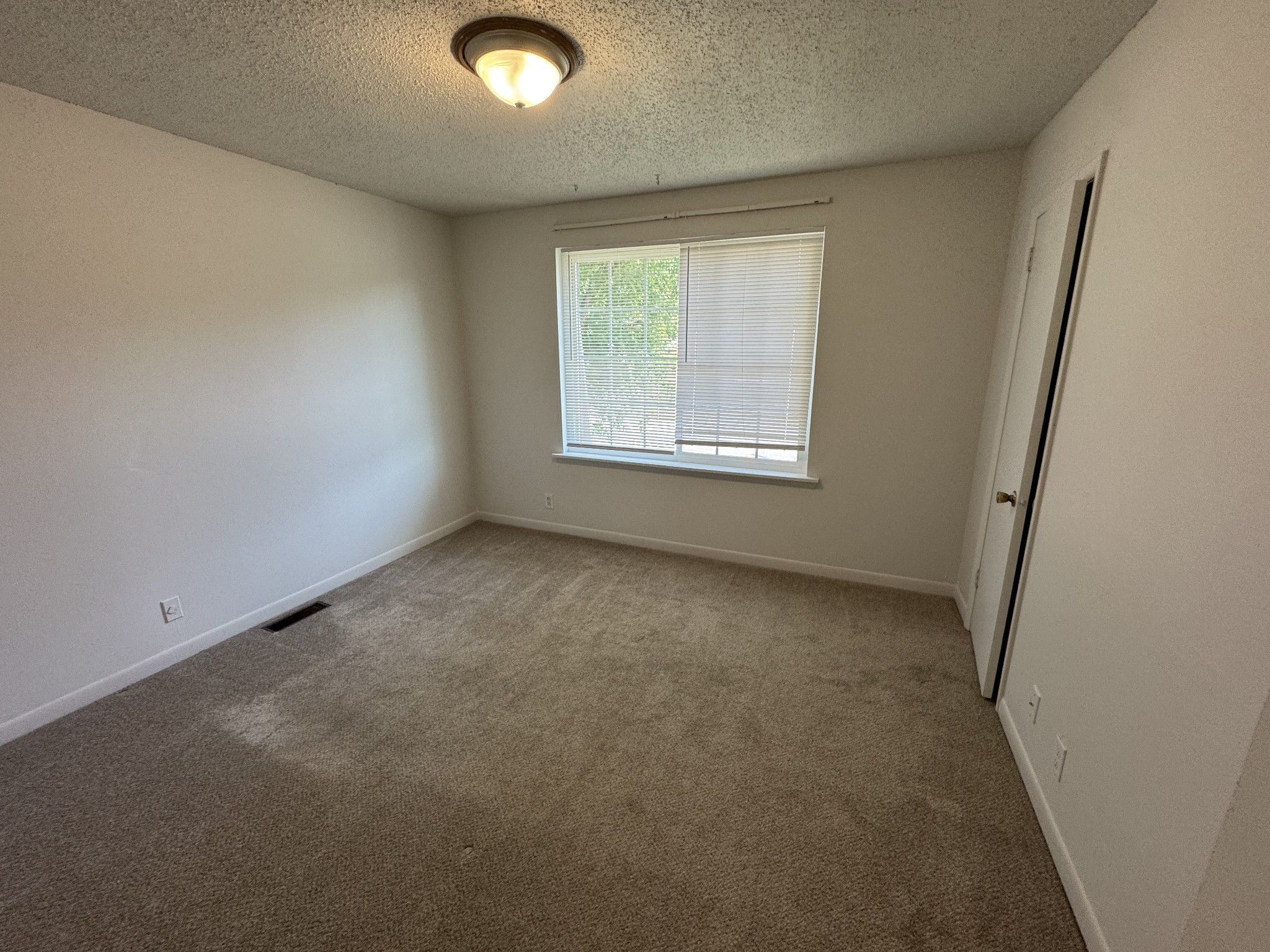 441 Harding Place, Unit C1 Nashville, TN 37211 - Photo 6 of 6 an empty room with a window
