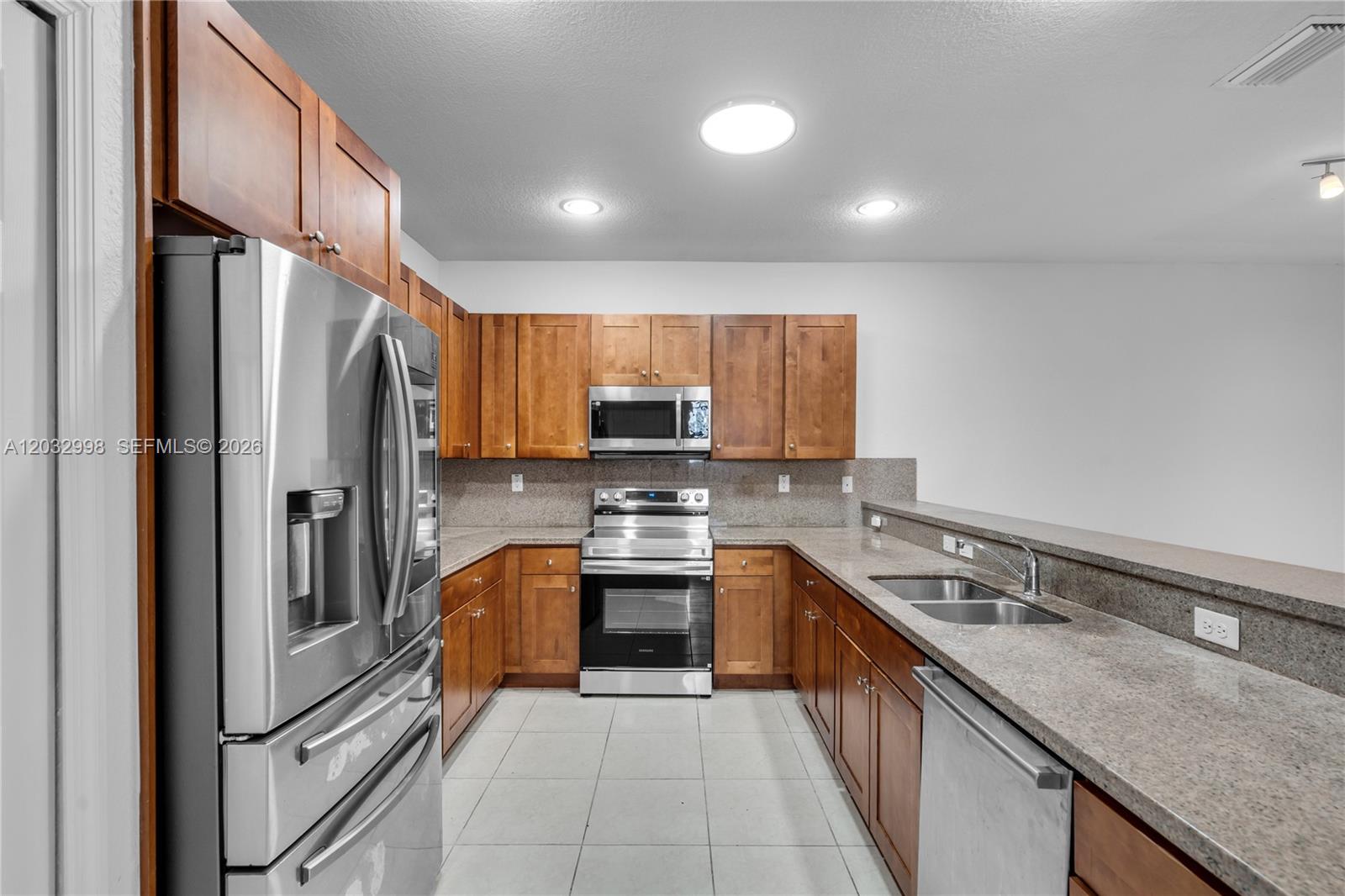 9925 Northwest 10th Street Miami, FL 33172 - Photo 14 of 51