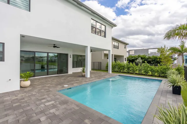 a view of an house with backyard and garden