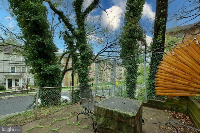 a picture of a building