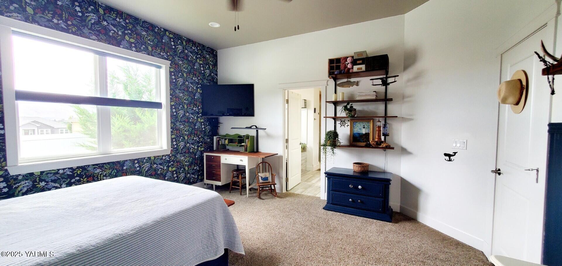 7106 Vista Ridge Avenue Yakima, WA 98903 - Photo 15 of 43 a room with a bed and a computer on the table
