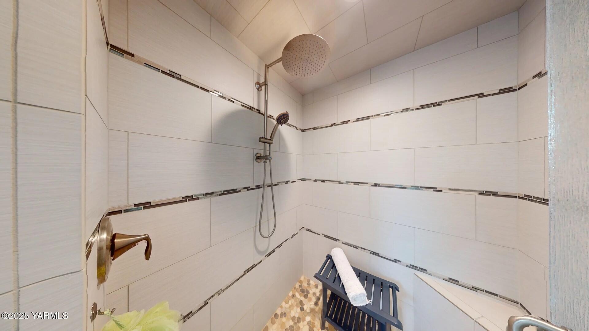 7106 Vista Ridge Avenue Yakima, WA 98903 - Photo 18 of 43 a bathroom with a shower and a shower