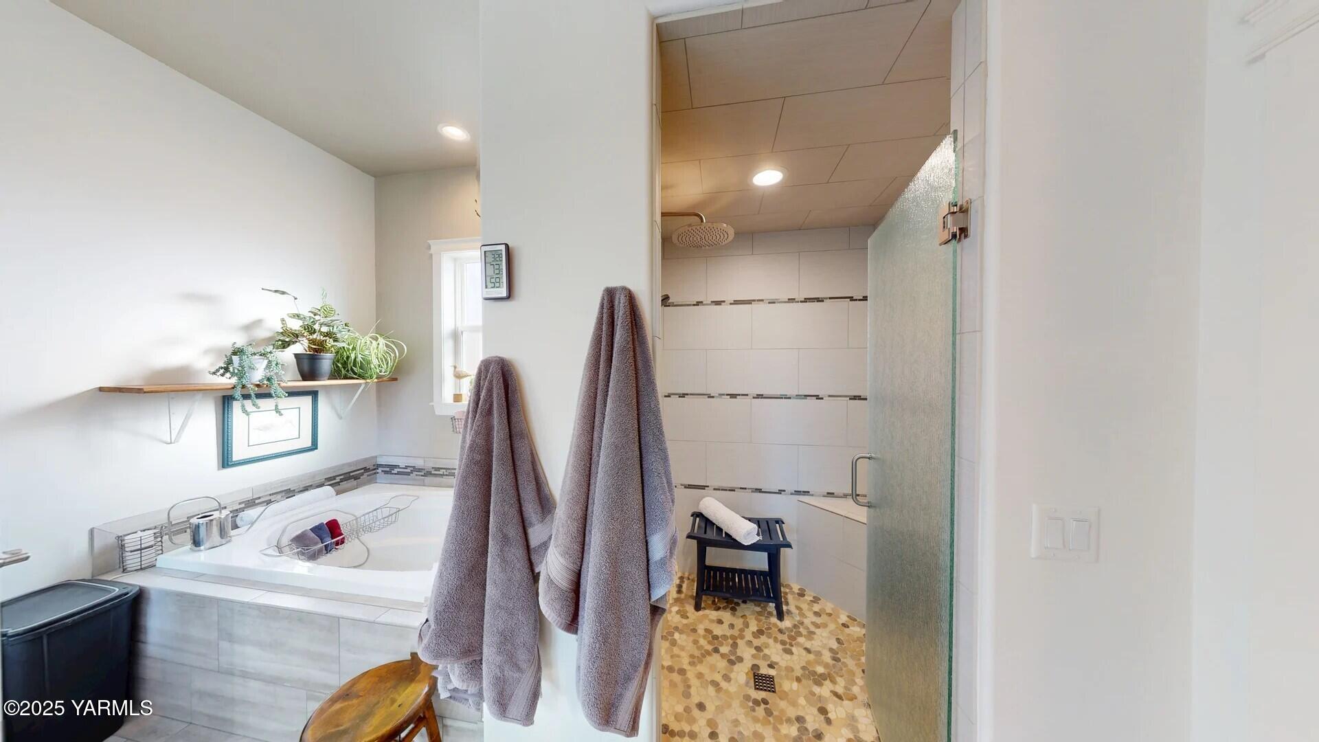 7106 Vista Ridge Avenue Yakima, WA 98903 - Photo 19 of 43 a room with furniture a washer and dryer