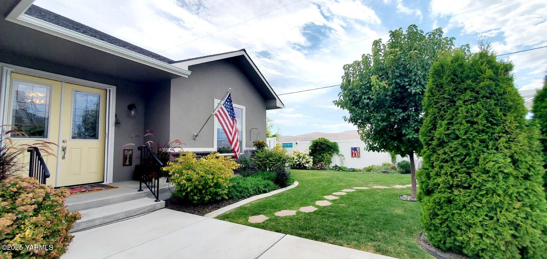 7106 Vista Ridge Avenue Yakima, WA 98903 - Photo 2 of 43 a view of house with backyard and garden