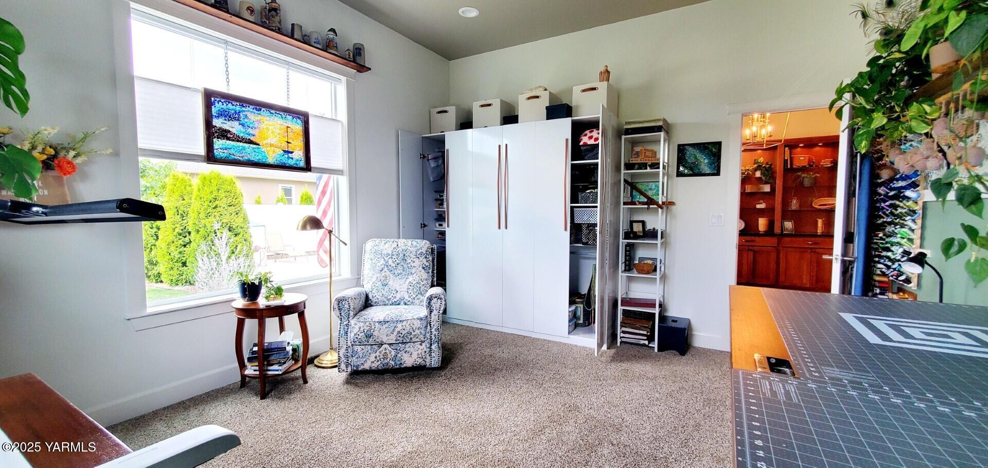 7106 Vista Ridge Avenue Yakima, WA 98903 - Photo 23 of 43 a room with furniture and a window