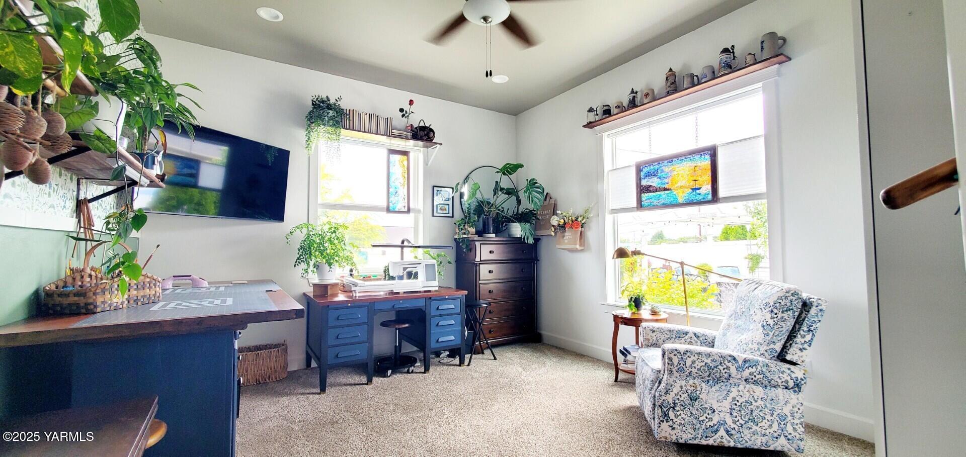 7106 Vista Ridge Avenue Yakima, WA 98903 - Photo 26 of 43 a living room with furniture and a potted plant