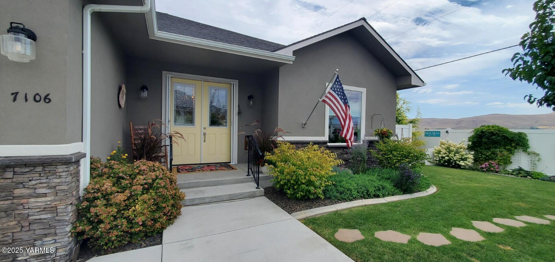 7106 Vista Ridge Avenue Yakima, WA 98903 - Photo 30 of 43 a front view of a house with garden