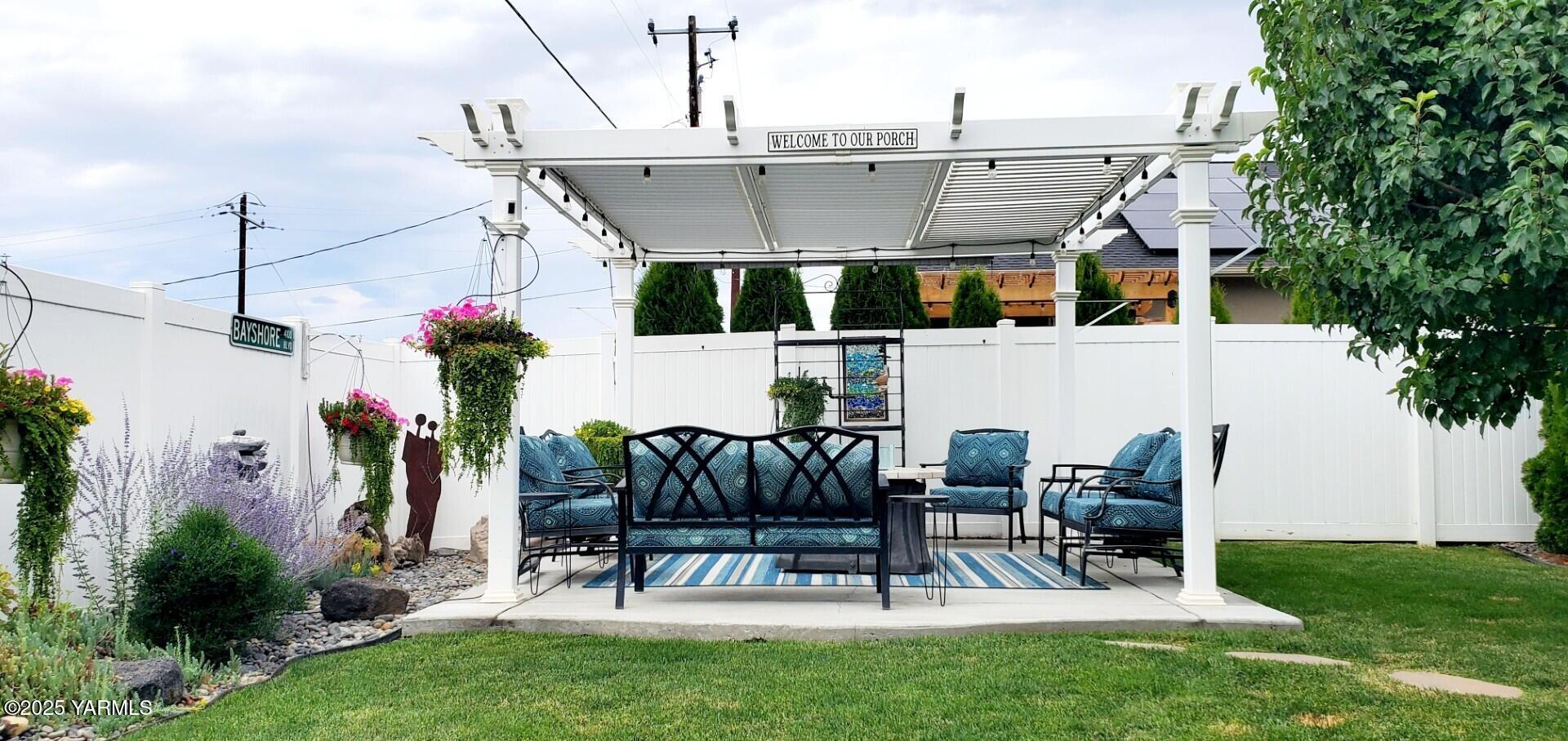 7106 Vista Ridge Avenue Yakima, WA 98903 - Photo 3 of 43 a view of a patio with table and chairs and potted plants