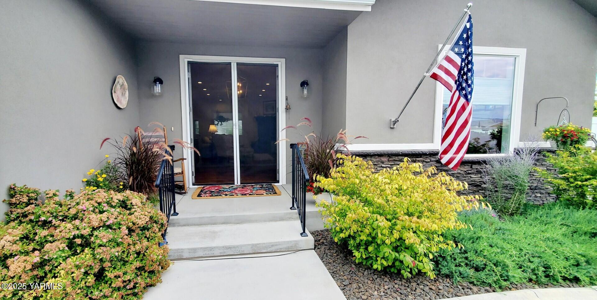 7106 Vista Ridge Avenue Yakima, WA 98903 - Photo 31 of 43 a front view of a house with entryway