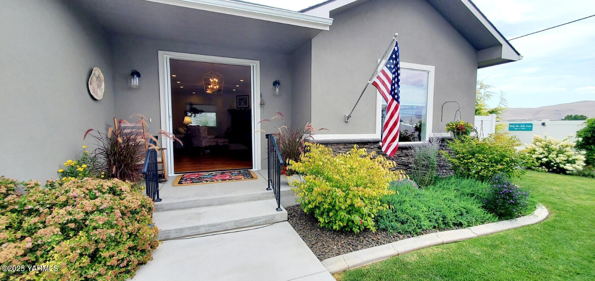 7106 Vista Ridge Avenue Yakima, WA 98903 - Photo 32 of 43 a front view of a house with entryway