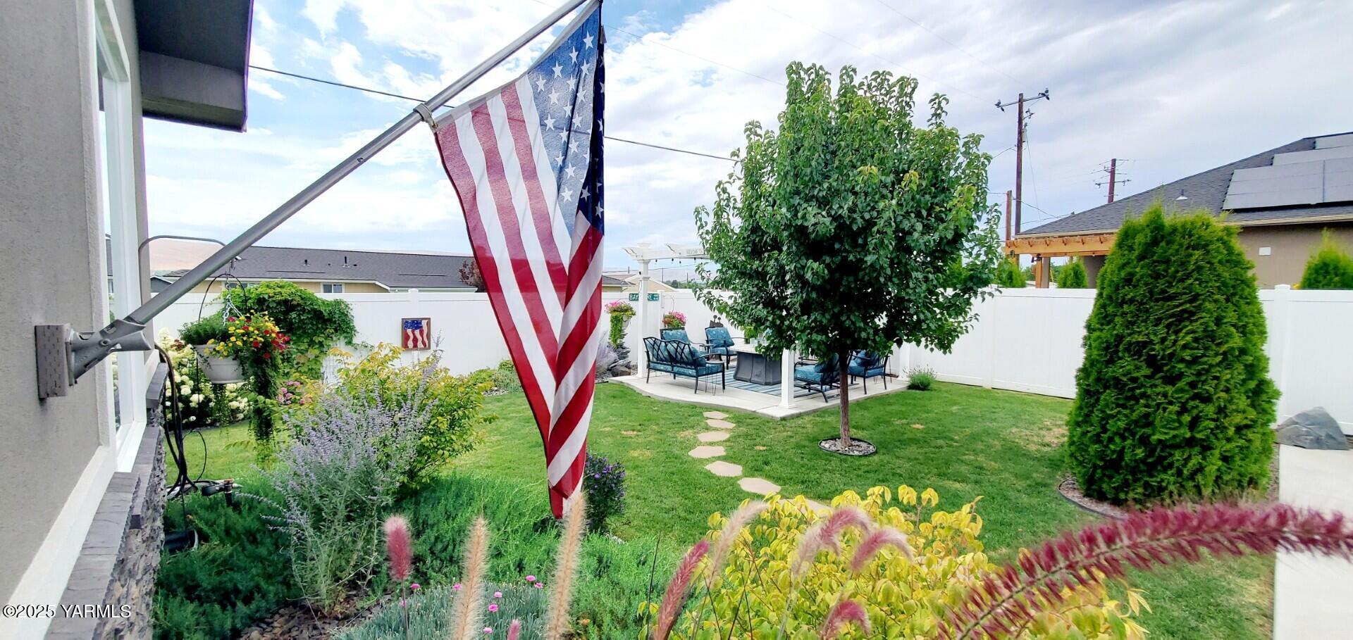 7106 Vista Ridge Avenue Yakima, WA 98903 - Photo 33 of 43 a view of yard with green space