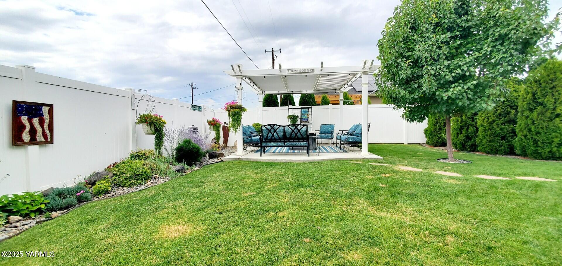 7106 Vista Ridge Avenue Yakima, WA 98903 - Photo 34 of 43 a house view with swimming pool and garden space