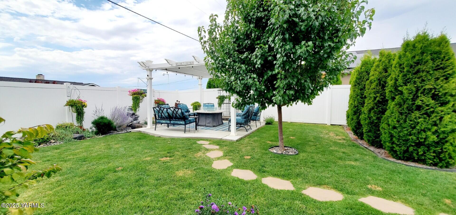 7106 Vista Ridge Avenue Yakima, WA 98903 - Photo 35 of 43 a view of a backyard with table and chairs and potted plants