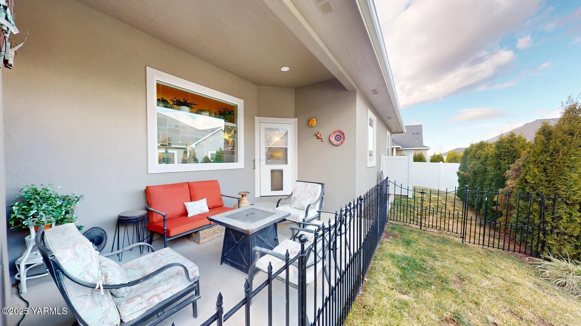 7106 Vista Ridge Avenue Yakima, WA 98903 - Photo 36 of 43 a outdoor space with patio furniture