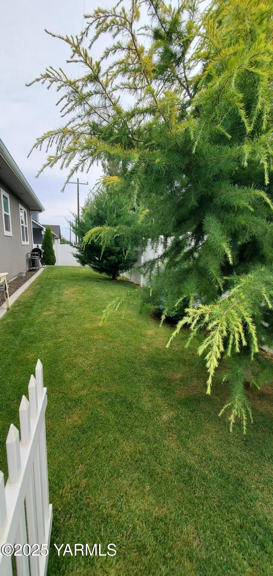 7106 Vista Ridge Avenue Yakima, WA 98903 - Photo 37 of 43 a backyard of a house with lots of green space and outdoor seating
