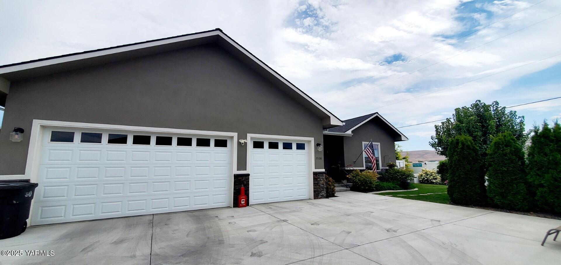 7106 Vista Ridge Avenue Yakima, WA 98903 - Photo 38 of 43 a view of a house with a backyard