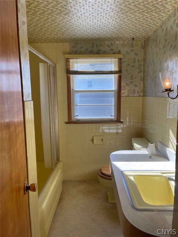 229 Willumae Drive Syracuse, NY 13208 - Photo 24 of 30 Upstairs full bathroom