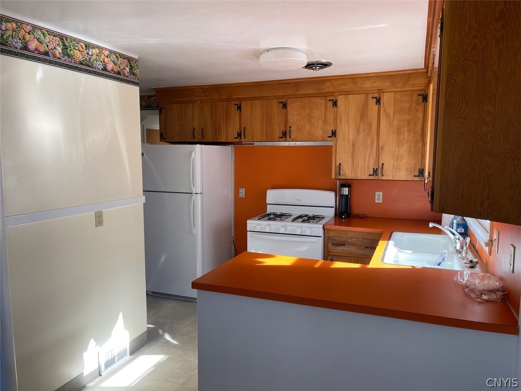 229 Willumae Drive Syracuse, NY 13208 - Photo 10 of 30 Kitchen