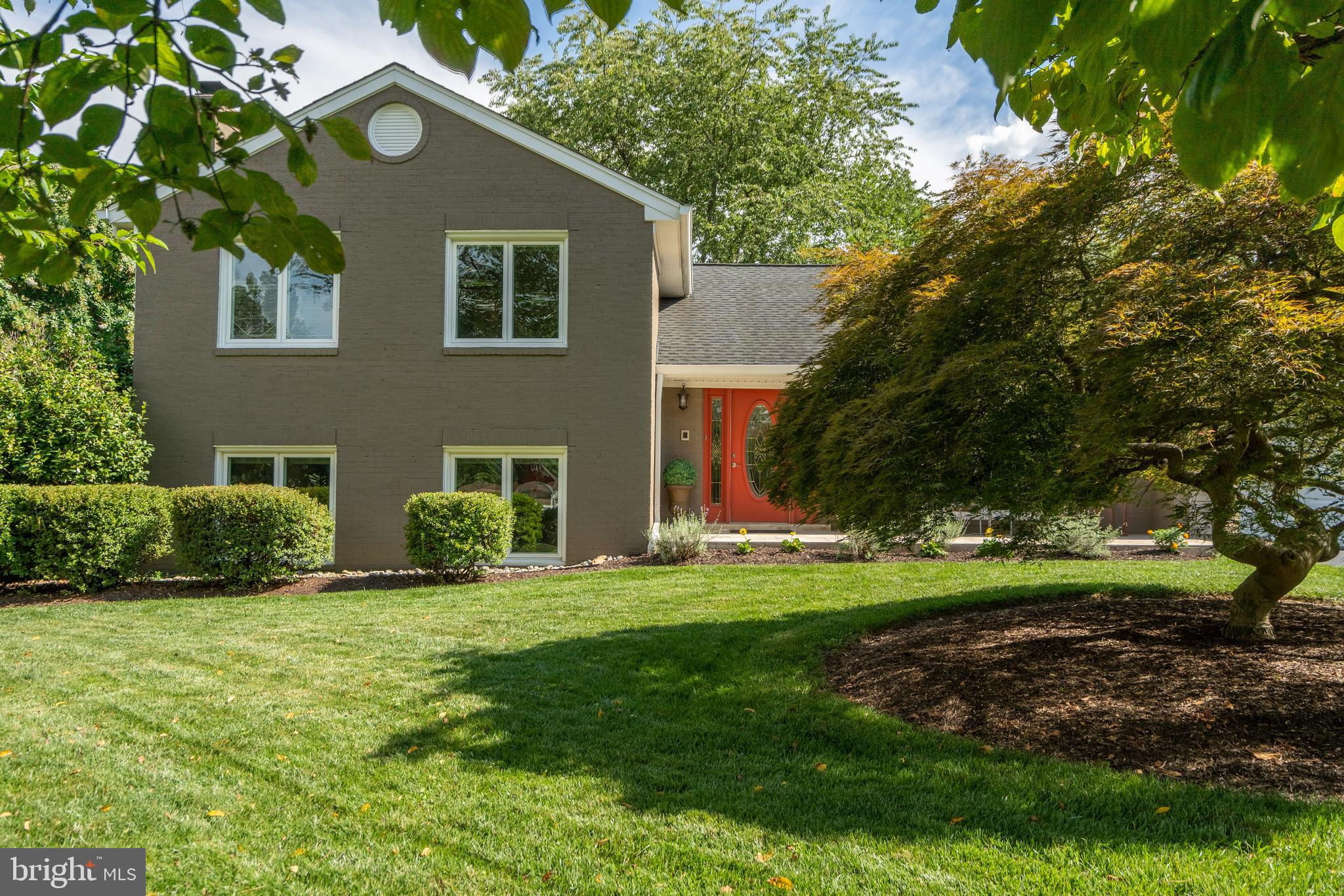 2401 Lakevale Drive Vienna, VA 22181 - Photo 3 of 61