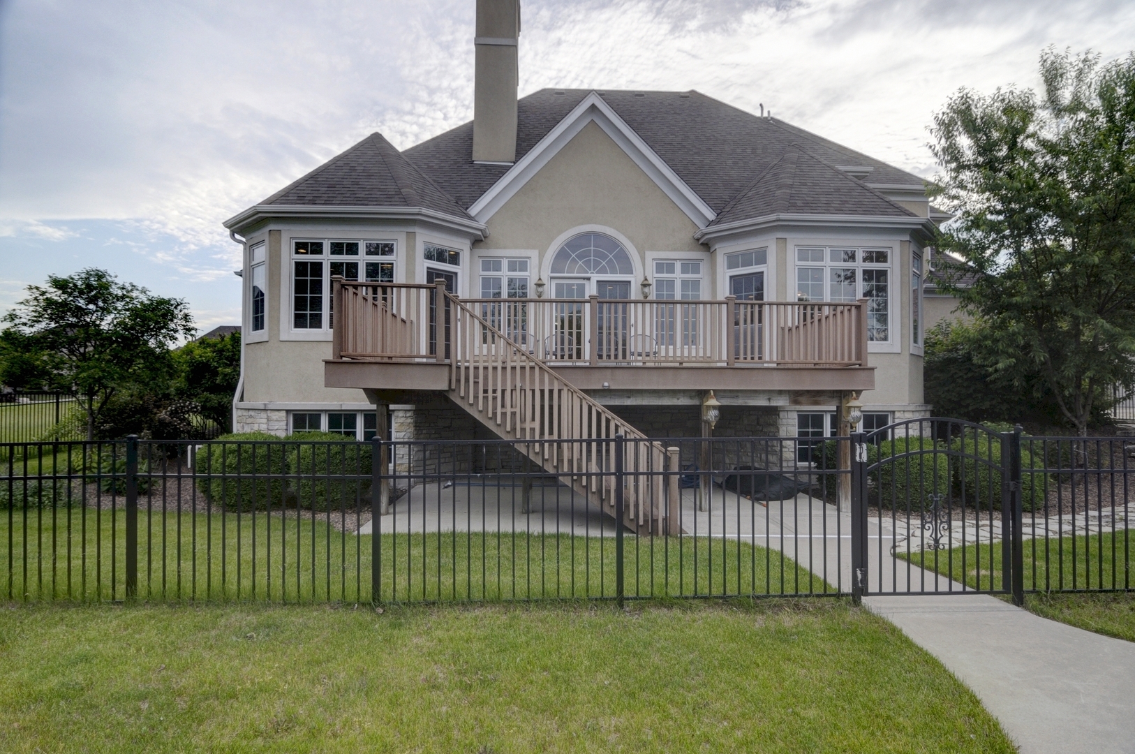 510 Rookery Lane Joliet, IL 60431 - Photo 35 of 40 a front view of a house with a garden and plants