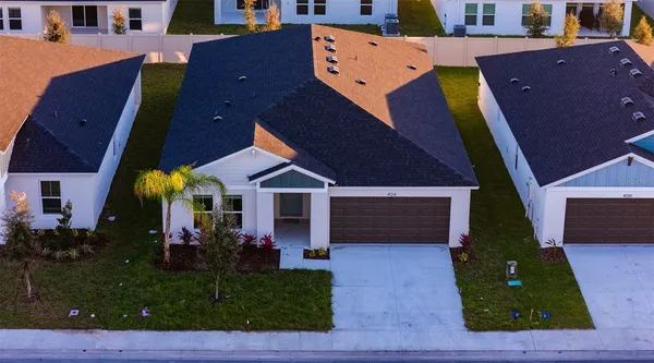 a view of a house with backyard and garden