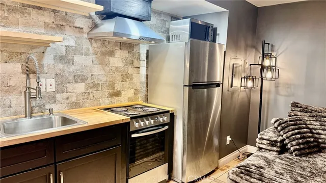 $375,000 | 7904 Laurel Canyon Boulevard, Unit 12, North Hollywood, CA 91605