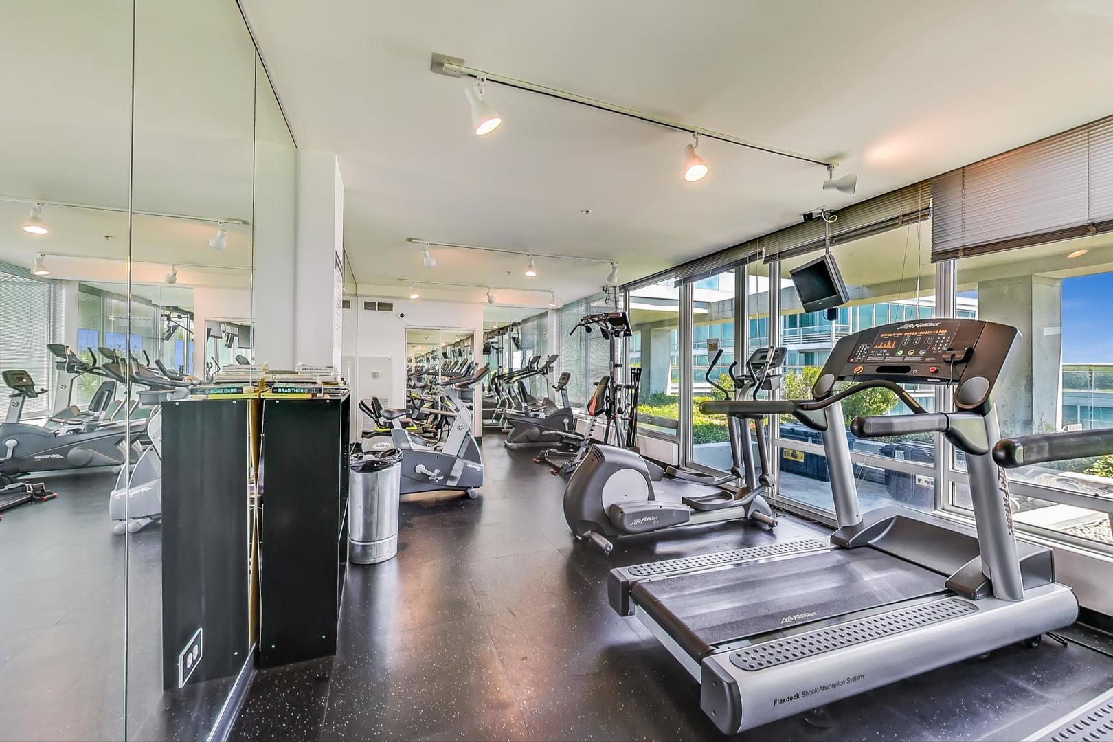 9655 Woods Drive, Unit 1405 Skokie, IL 60077 - Photo 29 of 36 a view of a room with gym equipment
