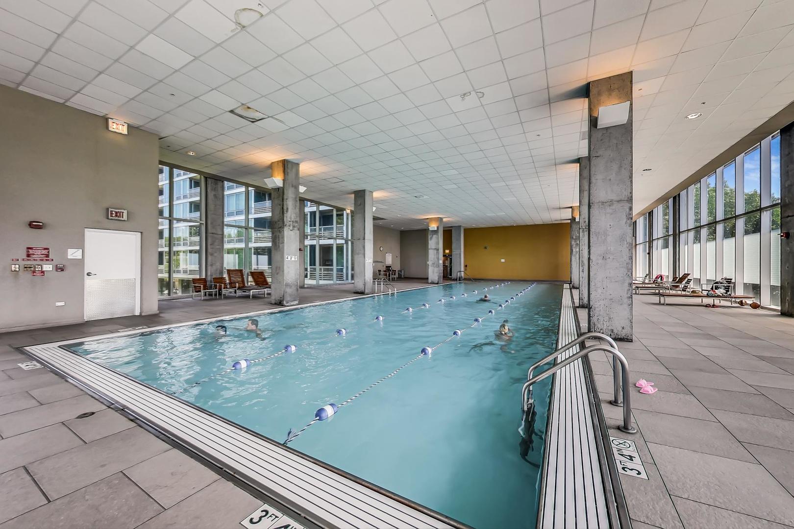 9655 Woods Drive, Unit 1405 Skokie, IL 60077 - Photo 32 of 36 a view of a living room and bathroom