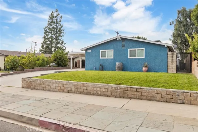 a view of house with a yard