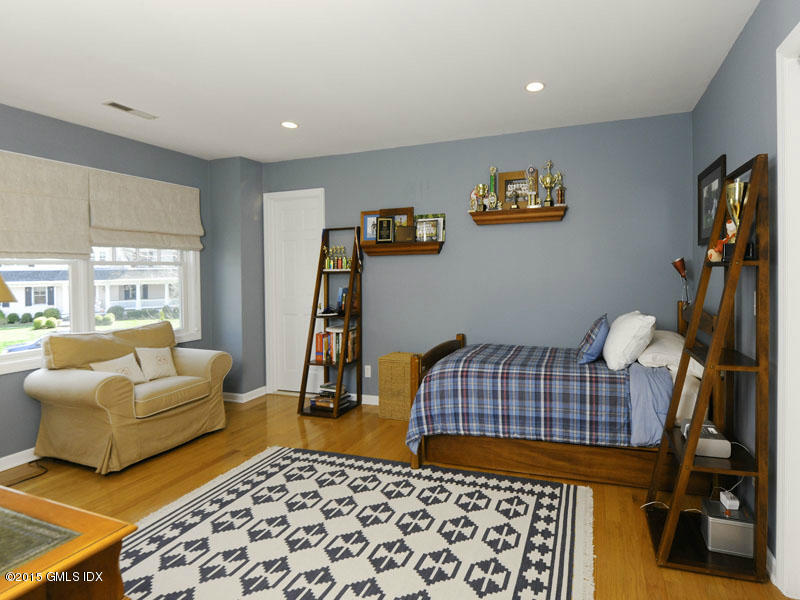 10 Tyler Lane Riverside, CT 06878 - Photo 16 of 25 a living room with furniture