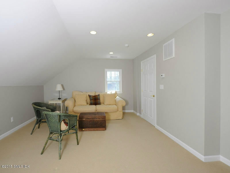 10 Tyler Lane Riverside, CT 06878 - Photo 20 of 25 a living room with furniture and a lamp