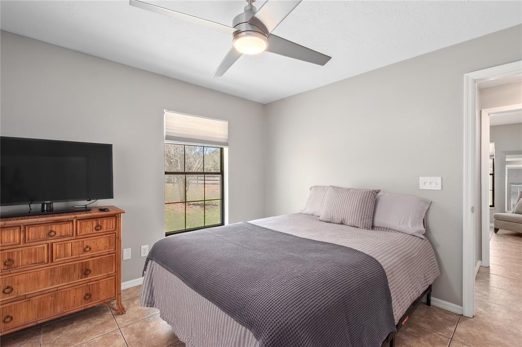 10 Carry Back Road Ocala, FL 34482 - Photo 34 of 69 a bedroom with a bed and a flat screen tv