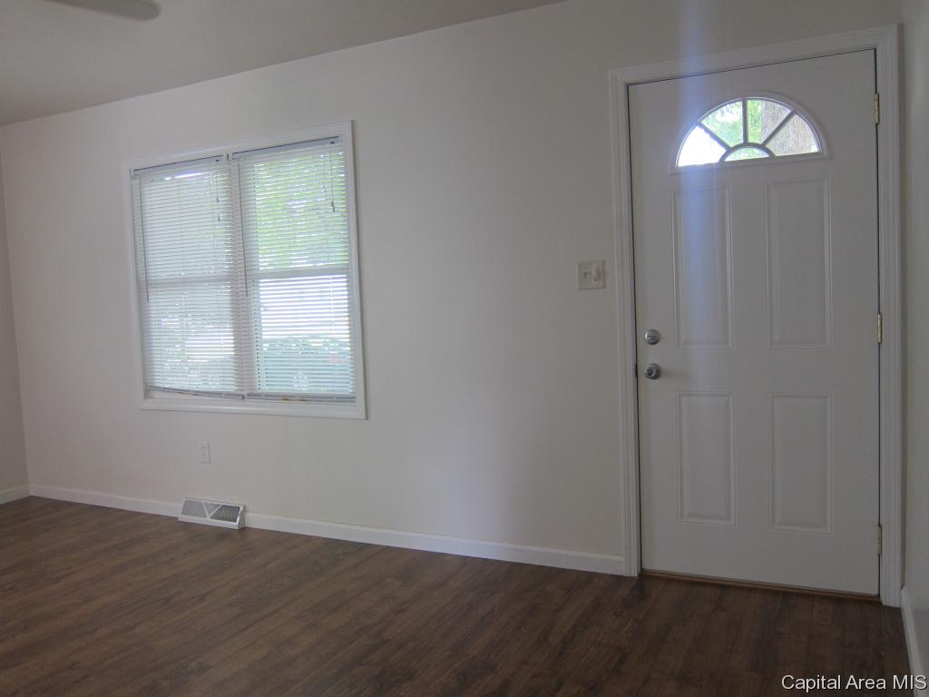1108 Johnson Lane Springfield, IL 62702 - Photo 4 of 24